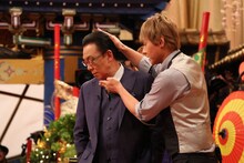 「梅沢富美男のズバッと聞きます！」に出演し、「ヒロシです」ネタの首の角度を梅沢富美男（左）にレクチャーするヒロシ（右）。(c)フジテレビ