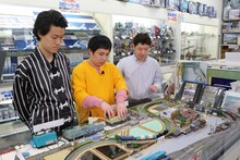 「冒険発掘バラエティ 霜降り明星のあてみなげ」ロケ中の様子。(c)静岡朝日テレビ