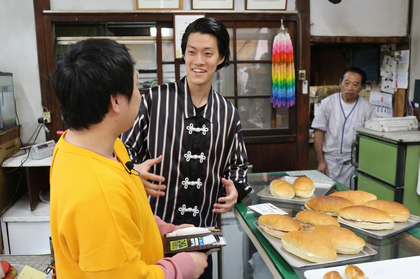 「冒険発掘バラエティ 霜降り明星のあてみなげ」ロケ中の様子。(c)静岡朝日テレビ