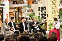 東京03角田（右から2人目）がギター弾き語りを見せる場面。(c)TBS