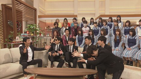 明石家さんまとトークするゴスペラーズ。(c)NHK