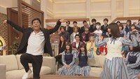 日向坂46の「キュンキュンダンス」に挑戦する明石家さんま（左）。(c)NHK