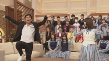日向坂46の「キュンキュンダンス」に挑戦する明石家さんま（左）。(c)NHK
