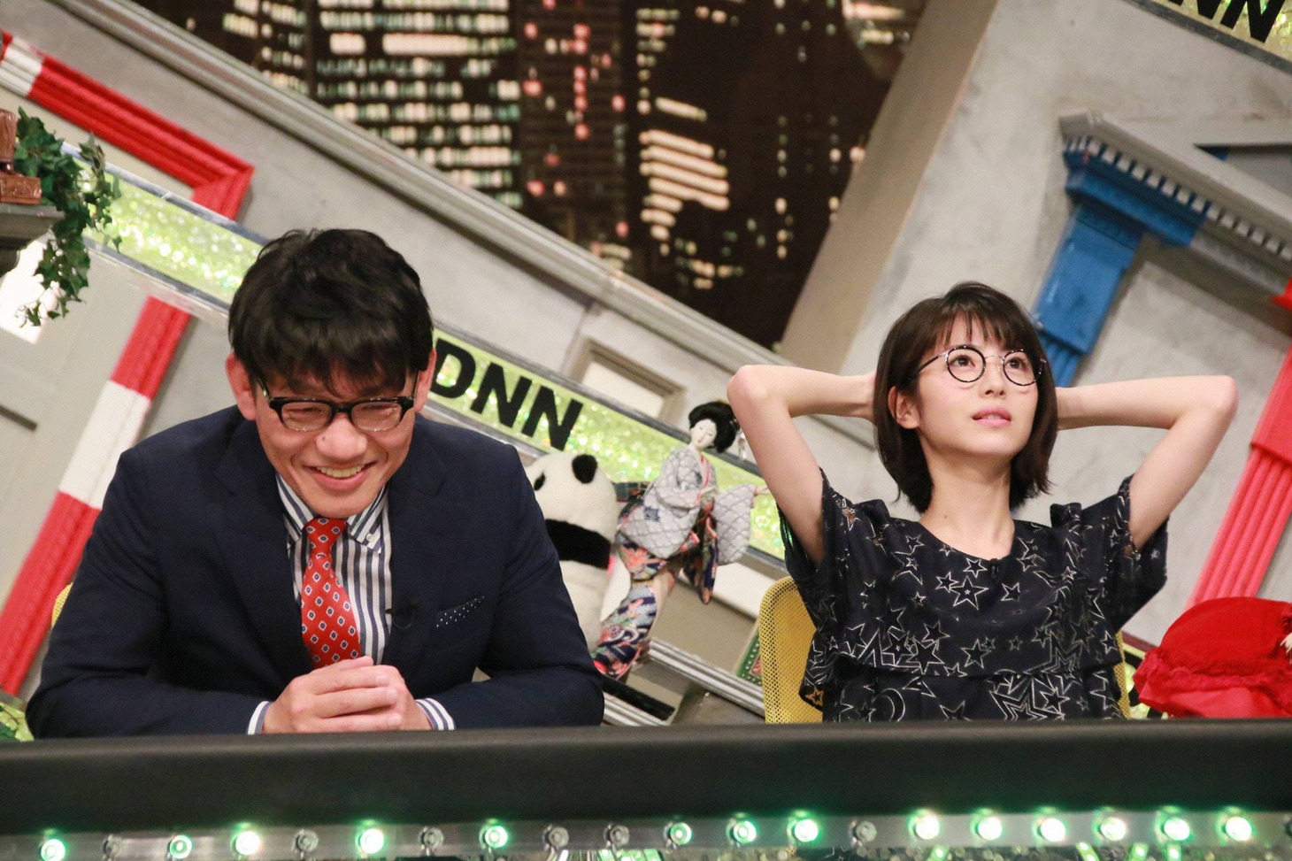 （左から）ずん飯尾、浜辺美波。(c)フジテレビ
