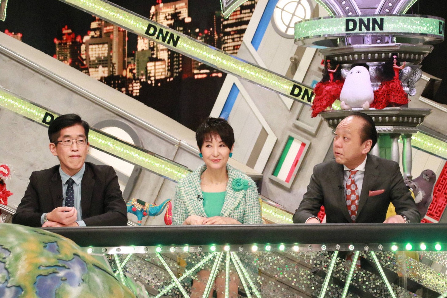 全力解説員の（左から）岸博幸、吉川美代子、出口保行。(c)フジテレビ
