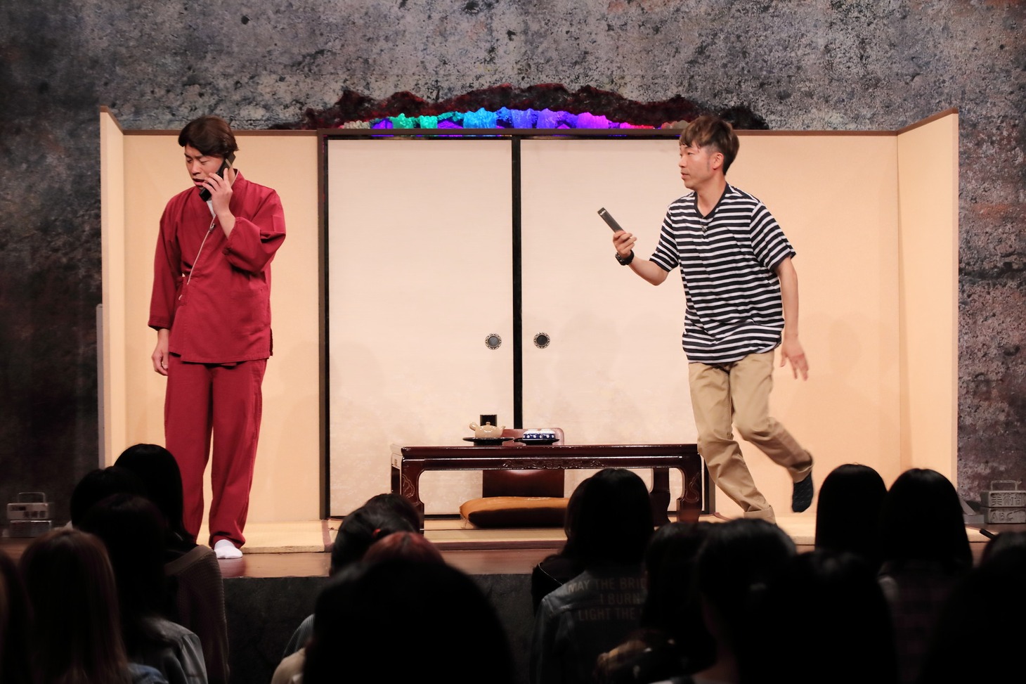 「もう少し、嫌な奴」で「もう少し、嫌な旅館の客」をテーマとしたコントを披露するアキナ。(c)ABC