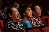 審査員を務める（左から）笑い飯・西田、ブラックマヨネーズ吉田、FUJIWARA原西。(c)読売テレビ