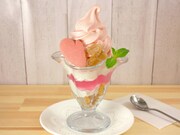 館内のカフェで提供される新メニュー「ピンクジンジャーパフェ~4種の岩下の新生姜~」。