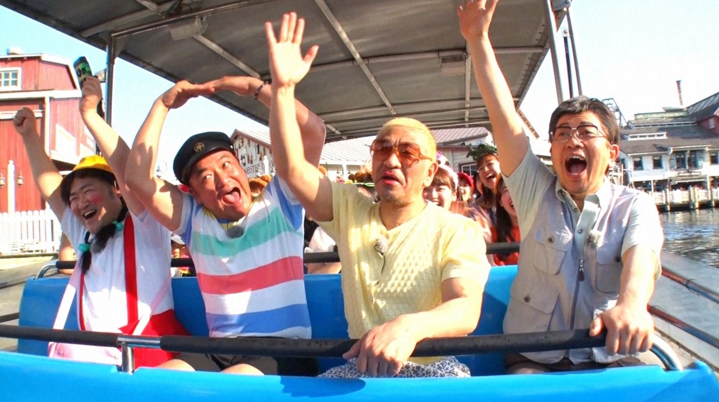 USJで遊ぶ松本家の（左から）さだ、たむらけんじ、松本人志、雨上がり決死隊・宮迫。(c)ABC