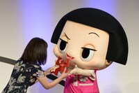 「第56回ギャラクシー賞」贈賞式に登壇したチコちゃん（右）。