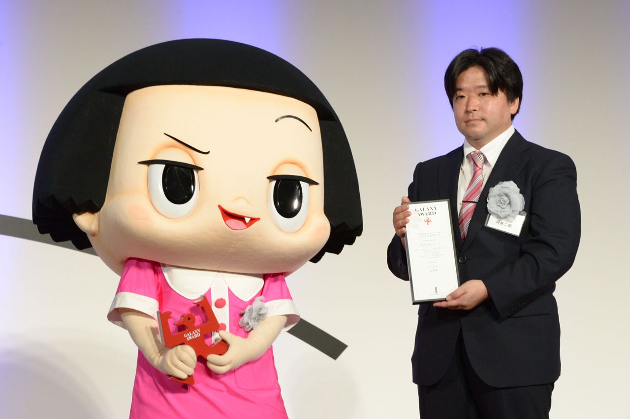左からチコちゃん、河井二郎ディレクター。