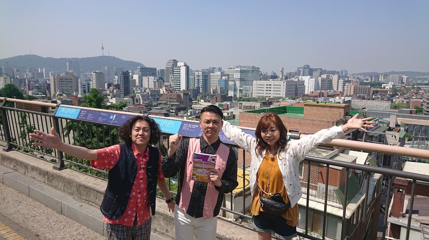 左から学天即、ハイヒール・モモコ。(c)読売テレビ