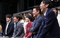 ネタを鑑賞するMC陣。