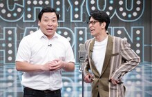 漫才を披露するインディアンス田渕（左）とアンタッチャブル柴田（右）。