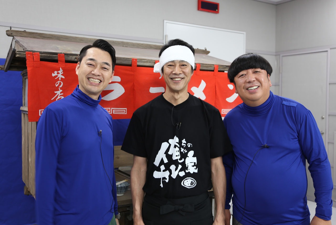 バナナマンとサプライズゲストの堤真一（中央）。(c)テレビ東京
