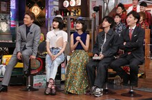 左からヒロミ、小松菜奈、門脇麦、成田凌、フットボールアワー後藤。(c)日本テレビ