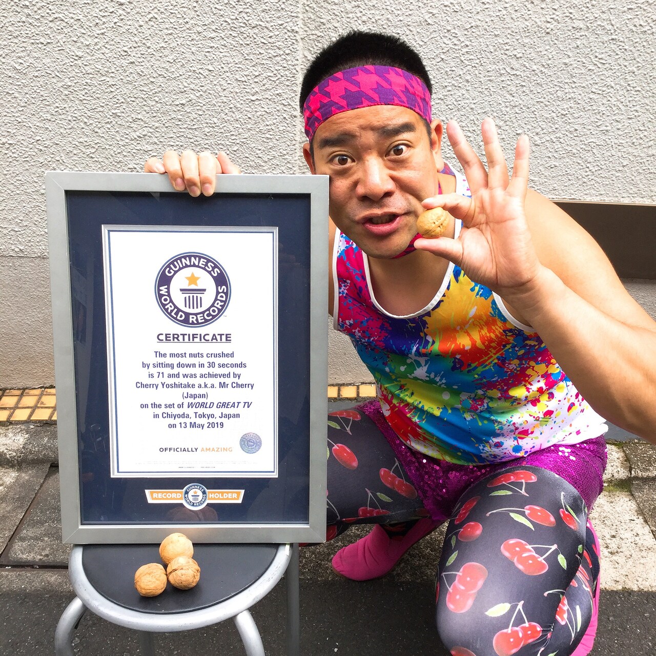 チェリー吉武「30秒間でお尻でくるみを早く割る」自己ベスト更新