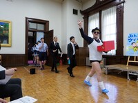 会場に現れる一同。