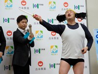 左から次長課長・河本、くまだまさし。