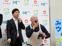 左から次長課長・河本、くまだまさし。