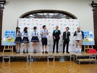 左から菖蒲まりん、堀詩音、太田夢莉、タカアンドトシ、次長課長・河本、くまだまさし。