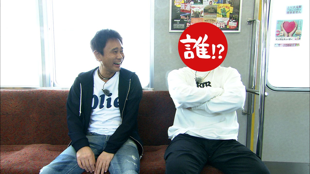 阪神尼崎駅へ向かうダウンタウン浜田（左）と今回のロケの相方。(c)MBS