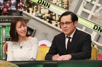 （左から）小澤陽子アナ、アリタ哲平。(c)フジテレビ