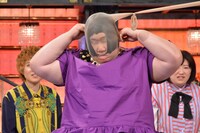 パンストを被ったメイプル超合金・安藤。(c)読売テレビ