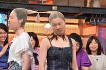 パンストを被った（左から）尼神インター誠子、須田亜香里。(c)読売テレビ