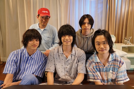 前列左から眞嶋秀斗、黒羽麻璃央、鳥越裕貴。後列左からシソンヌじろう、北村諒。