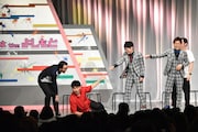 ラフ次元・梅村を見て「顔デカ！」と驚いてみせるななまがり初瀬（左から2人目）。「お前もや！」とツッコまれる。