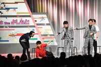 ラフ次元・梅村を見て「顔デカ！」と驚いてみせるななまがり初瀬（左から2人目）。「お前もや！」とツッコまれる。