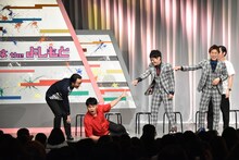 ラフ次元・梅村を見て「顔デカ！」と驚いてみせるななまがり初瀬（左から2人目）。「お前もや！」とツッコまれる。