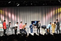 祇園・櫻井に「実は先輩」疑惑が浮上した場面。ほかのメンバーは一斉に頭を下げ、ななまがり森下は土下座する。