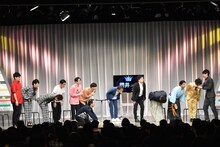 祇園・櫻井に「実は先輩」疑惑が浮上した場面。ほかのメンバーは一斉に頭を下げ、ななまがり森下は土下座する。