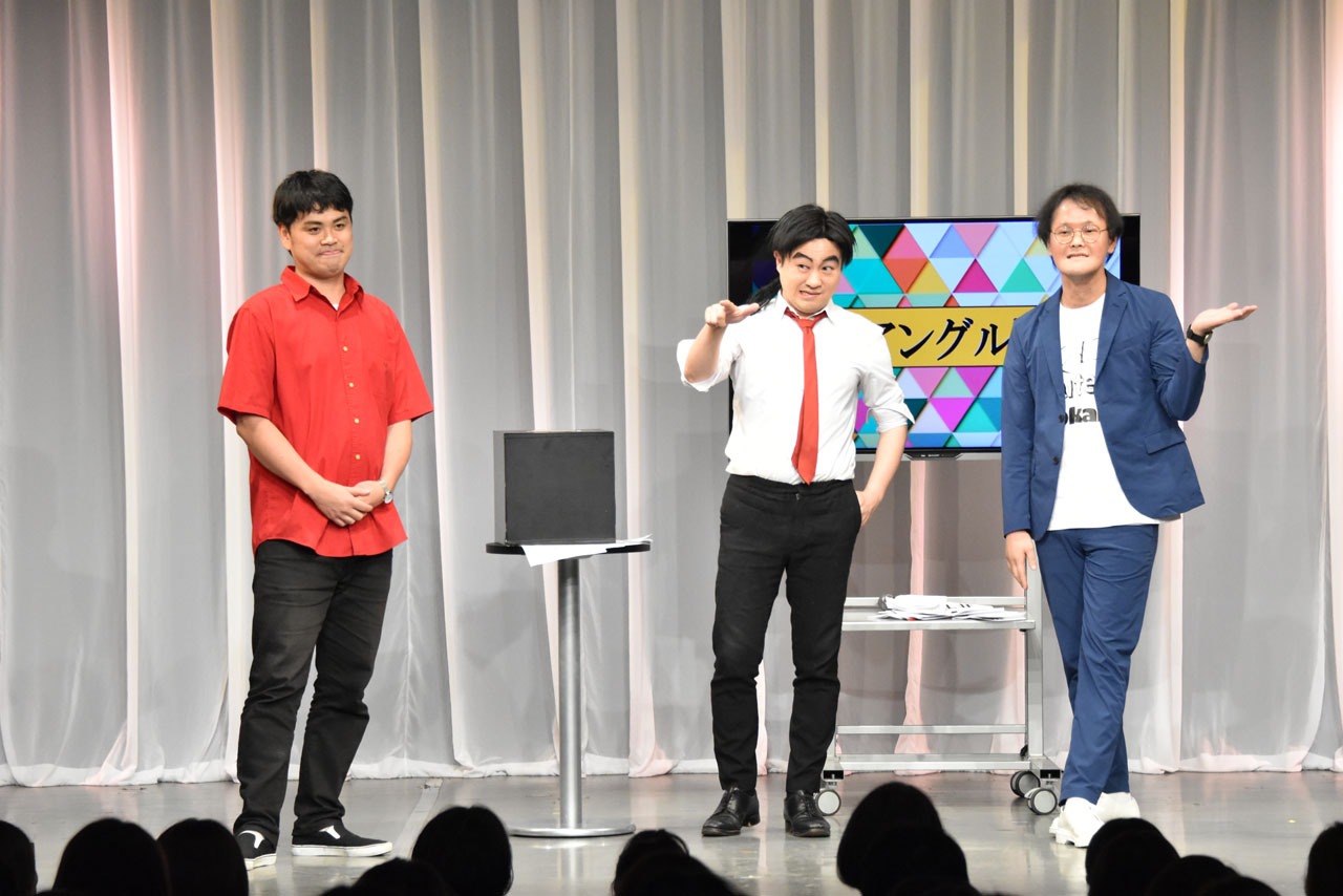 「恋してる？」と観客に投げかける（左から）ななまがり初瀬、イチキップリン、アインシュタイン稲田。