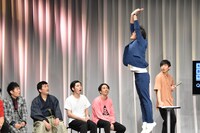 「趣味・特技」のバスケットボールのプレーを再現するアインシュタイン稲田。