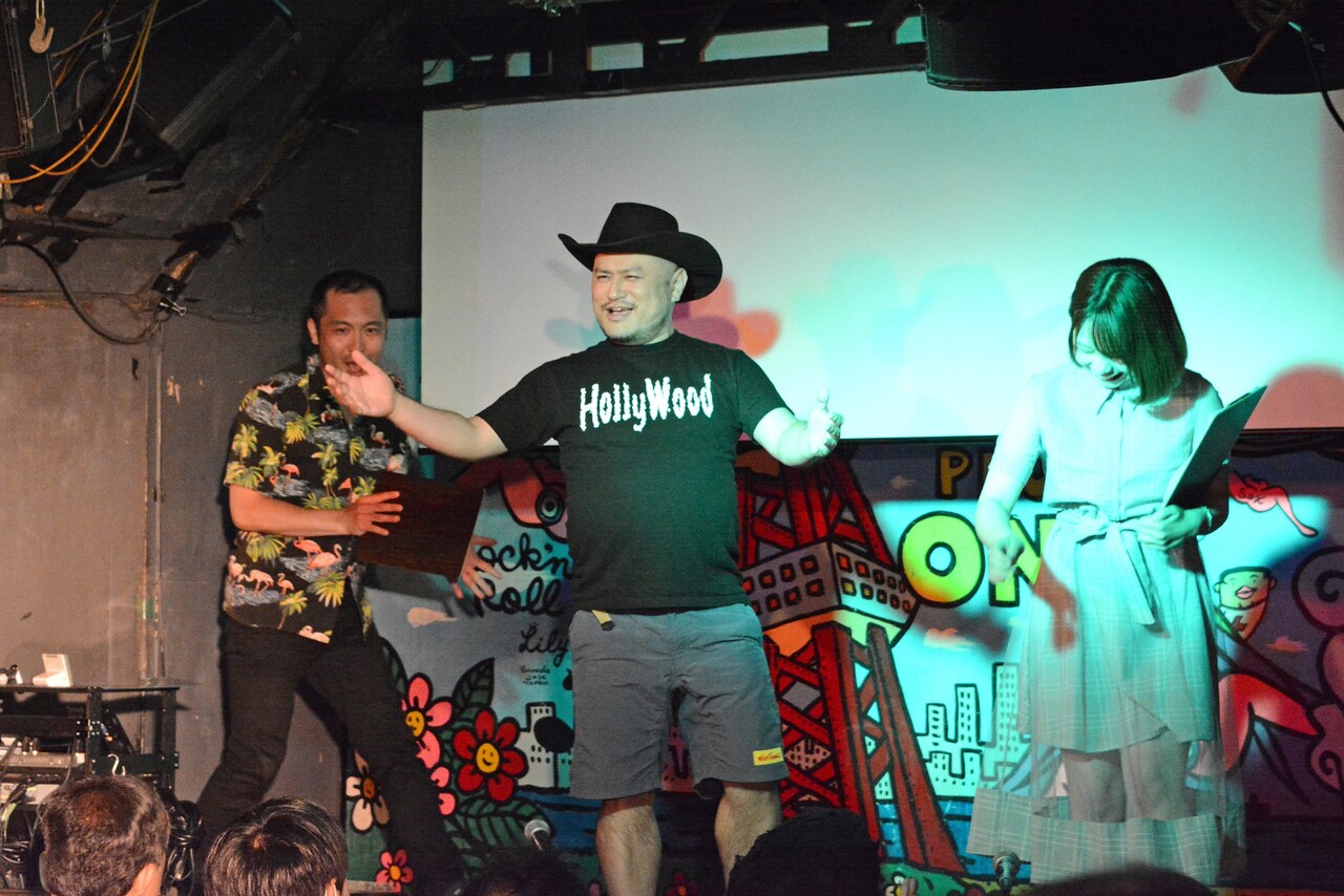 ステージに上がる一同。