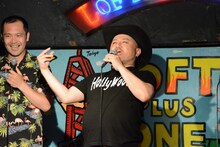 挨拶代わりにモノマネを披露するハリウッドザコシショウ（右）。