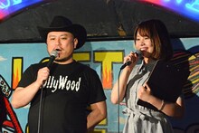 左からハリウッドザコシショウ、真奈。