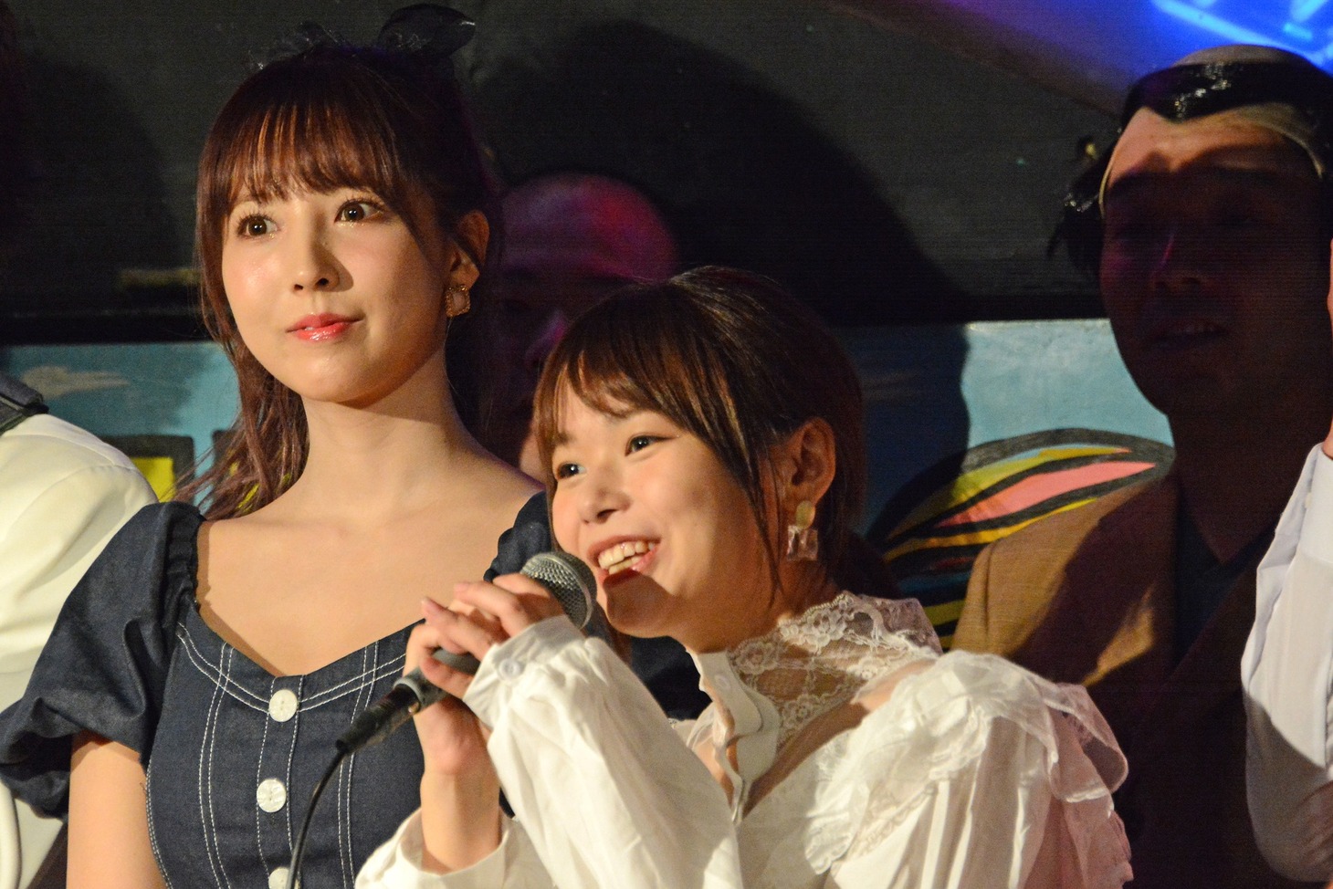 左から三上悠亜、和地つかさ。