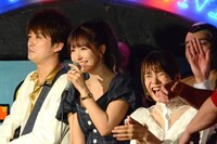 左からAMEMIYA、三上悠亜、和地つかさ。