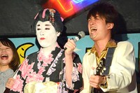 コウメ太夫にマイクフォローしてもらうAMEMIYA（右）。