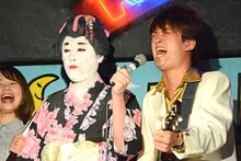 コウメ太夫にマイクフォローしてもらうAMEMIYA（右）。