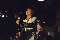 審査員席でもギターを鳴らすAMEMIYA。