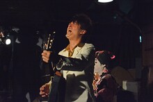 審査員席でもギターを鳴らすAMEMIYA。