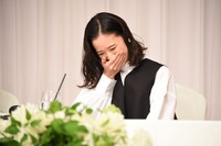緊張気味の山里に笑ってしまう蒼井優。