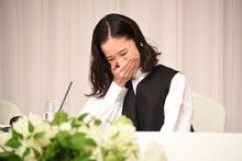 緊張気味の山里に笑ってしまう蒼井優。