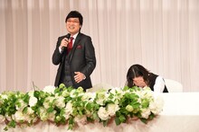 マイクを持つことを忘れてしまった南海キャンディーズ山里。