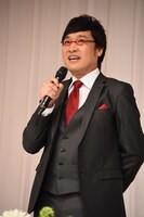 挨拶する南海キャンディーズ山里。